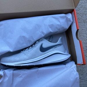 Womens Nike Zoom Vomero size 7.5